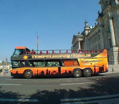 Turistbuss utenfor Riksdagens hovedport
