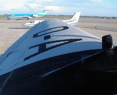 Vingen sett fra kabinen. I Bakgrunnen Helitrans Cessna og KLMs Fokker 100