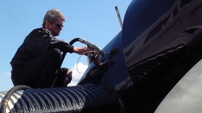 Bensinfylling. 'Tanten' drikker rundt 400 liter i timen.