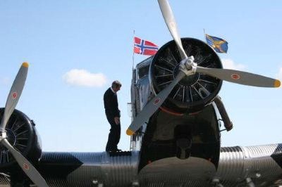 "Tante Ju" har med seg to  mekanikere som sørger for at flyet er i tipp topp teknisk stand ...