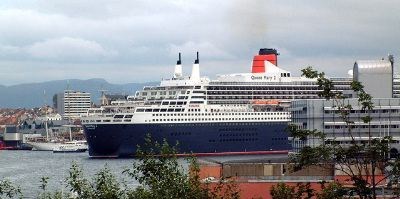 Stadig lenger  bakover. Bak 'QM2' skimtes 'lille'  Statsraad Lemkuhl