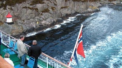 Holmer og øyer passeres på kloss hold