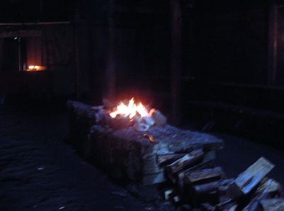 Ildstedet ligger på jordgolvet midt inne i huset...