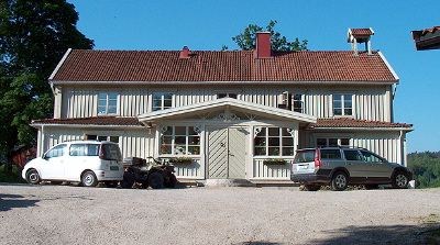 Hovedhuset sett fra baksiden ...