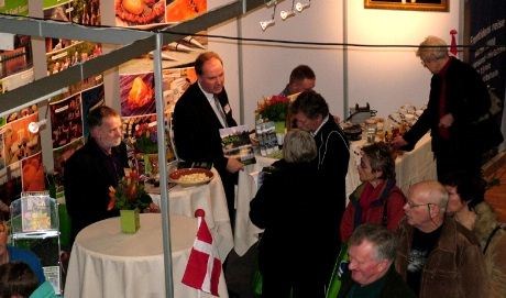 Viborgegnen fristet med både ravsmykker , ostebiter, samt fransk vin og dansk snaps - pluss "Øl-Ruten", som jo starter i den jydske domkirkebyen