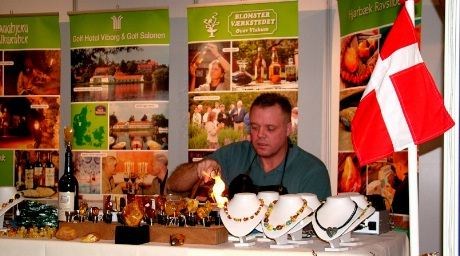 Den danske ravkunstneren i arbeide