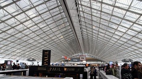 Høyt under taket i motsetning til de fleste andre flyterminaler