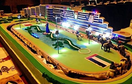 Gigantkake på 930 kilo som forestiller Meydan Racecourse og Hotel i Dubai. Mester for kaken var Carlo`s -også kjent fra TV som "Cake Boss", i Hoboken, New Jersey. Kaken ble fraktet fra USA til Dubai, hvor den ble fortært