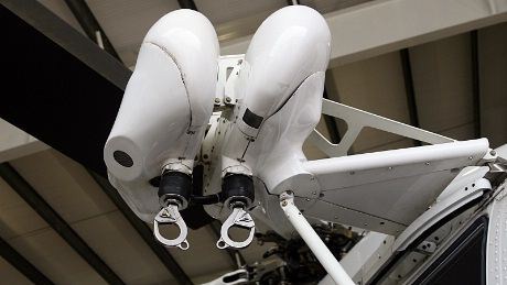 Heisekranene har en løftekapasitet på 325 fot (99 m) per minutt og kan klare løft på 600 lbs (272kg).
