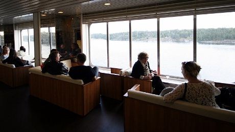 Utsiktsalonger med store vinduer. Mariella gjør en fart på 22 knop. Det sørger fire Pielstick-Wärtsilä 12PC2-6V-400 dieselmotorer med en effekt på 23.000 kilowatt for.