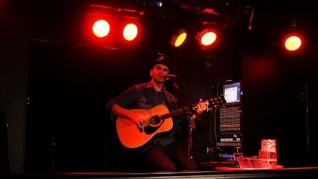 Trubadur i "Music Bar"- et konsept som ble lansert ombord i Mariella høsten 2012