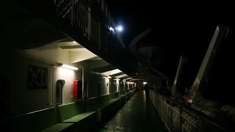 Nattestemning på dekk før anløp av Mariehamn på Åland