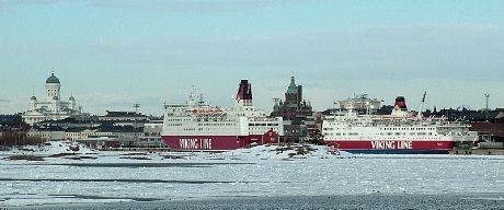 Helsingfors i mars 2011. Mariella ligger fremst av de to ferjene. Rosella ligger bakerst