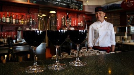 Tapas & Wine er en av de mindre spesialrestaurantene ombord. På bildet Heidi J.