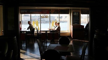 Valgmulighetene er mange ombord. Man kan f. eks sitte ved et av de store vinduene og nyte skjærgården utenfor Stockholm eller utforske de mange restaurantene og pubbene ombord