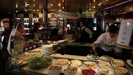 Tapas & Wine har et godt utvalg av mindre retter -  som passer godt til et glass vin