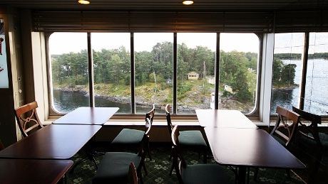 På vei inn til Stockholm mens man spiser frokost i Viking Buffet
