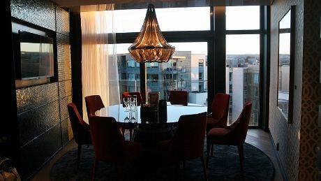 Suitens spisestue. The Oslo Suite ligger i 7. etasje og har også egen takterrasse med panoramautsikt