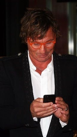 Petter Stordalen måtte låne briller for å lese opp en SMS - eller hva det nå var...