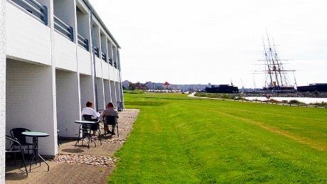 Utsikt fra Hotel Ebeltoft Strand mot Fregatten Jylland. Det er noen minutters spasertur fra hotellet.