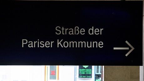 Ostel ligger like ved Ostbahnhos . Man går mot den østlige utgangen og følger skiltingen på "Pariskommunen"
