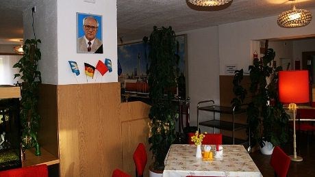 Restauranten Volkskammer, som er oppkalt etter DDR`s nasjonalforsamling fra 1949 til 1990,  holder til på forsiden. Fra sin plass på veggen holder  "overhovmester" Honecker oppsyn med det meste