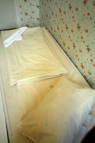 Rommet sett fra en annen vinkel. Ostel er et godt sted å sove. Stille og rolig.  Prisene er helelr ikke avkrekkende - drøyt 300 norske kroner for et enkeltrom uten frokost. Morgenmaten kostet en drøy femtilapp.