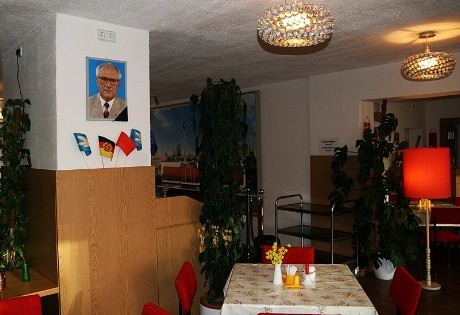 "Overhovmester" Eric Honecker følger med