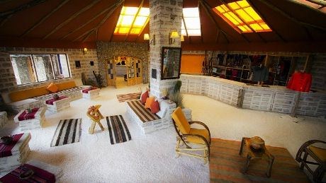 Innenfor komplekset finner du 23 romslige soverom, en restaurant og bar med 360 graders panoramautsikt, et spillerom, et observatorium og et galleri. Gjester kan nyte et av Bolivias beste kjøkken mens de observerer solnedgangen over Uyuni Salt Lake.