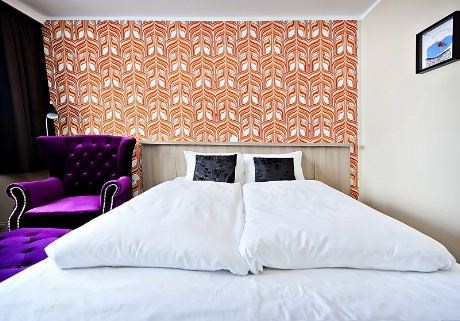 Jensen senger ble valgt i harmoni med lyse møbler og stilige lenestoler i lilla fløyel fra designinteriør Thomas Hill i Bergen