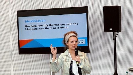 Lobbyen mellom de to hallene ble brukt til pressekonferanser og presentasjoner.- spesielt av DZT egne bloggere