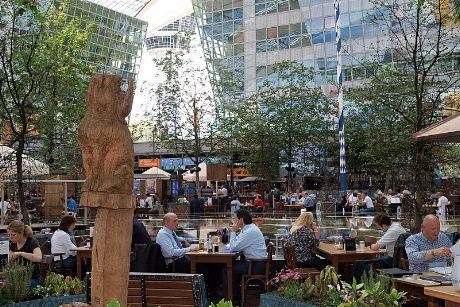 Fra "Biergarten" i det åpne området mellom Terminal 1 og Terminal 2. München har verdens eneste flyplassbryggeri "Airbräu" som  åpnet dørene - eller rettere sagt kranene,  i 1999. "Ølstuene" er åpne det meste av dagen - fra klokken 08.00 til klokken 01.00 og prisene er behagelige: En pint (knapp halvliter) koster €uro 2,60  eller rundt 21 norske kroner. (foto:MUC)
