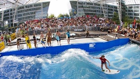Lufthansa og München Airport sto i 2011 som arrangør av tidenes første “Surf & Style-Event” på en flyplass. Deltakere fra fem nasjoner kjempet her om det første Europamesterskapet i surfin i 1.5 meter høye "stasjonære " bølger.  Det var også publikumsurfing og egen "surf-camp" for barna på flyplassen.(foto:MUC)