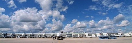 München Airport har et besøksenter med utstilling av flere gamle flytyper som Junkers, DC -3 og Super Constellation. Det tilbys også en rekke guidete turer på og rundt flyplassen (foto:MUC)