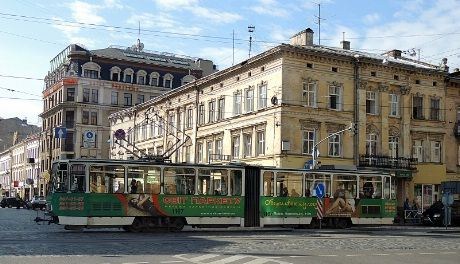 Stadig like populære: De mange trikkene har preget bybildet i Lviv helt siden 1894. (Foto: Knut Noer jr.)