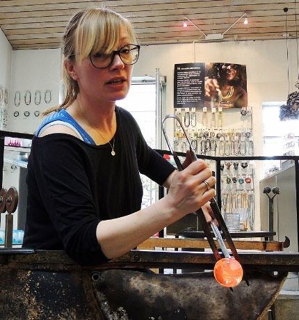 Pernille Bülows glassblåseri: Stadig travel virksomhet.