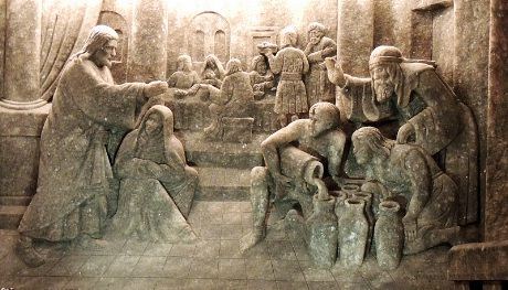 Saltsteinskulpturer i Wieliczka Salt Mine. Etter en brann i et av de underjordiske kapellene i Wieliczkas saltgruver 1697 ble alt brennbart inventar forbudt. Dermed oppsto den unike tradisjonen å meisle ut skulpturer og andre dekorasjoner i saltstein. (Foto: Knut Noer jr.)