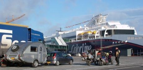 En etter en kommer de reisende- med biler, busser, trailere - og motorsykler.