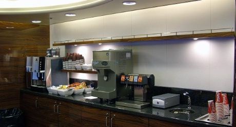 Selvbetjent kaffebar på "Buisness Class". Her er  alt inkludert i billetten - både aviser, filmer, nettilgang  og forfriskninger.
