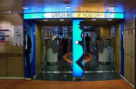 "Catch Me If You Can" - buffet-restaurant helt fremme i skipet med utsikt nesten helt til...
