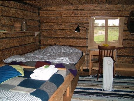 NamiNamaste har plass til et 20-30 talls gjester i egne rom - både i de opprinnelige bygningene -og i to nye gjestehus bygget i tradisjonell stil
