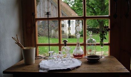 Fra vinduet i hovedbygget. Her finnes det en god gammeldags peis, lesestoff og hjemlig hygge
