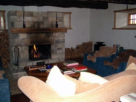Peisestuen i hovedhuset. Prisene for en overnatting med frokost var sommeren 2008 på 600 estiske kroons - eller rundt 300 norske kroner.