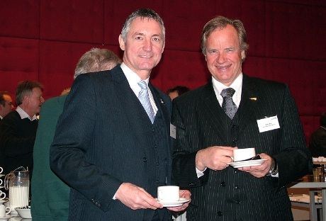 God tone mellom to harde konkurrenter. Til venstre Cimber Sterling-sjef Jørgen Nielsen og Bjørn Kjos fra Norwegian.