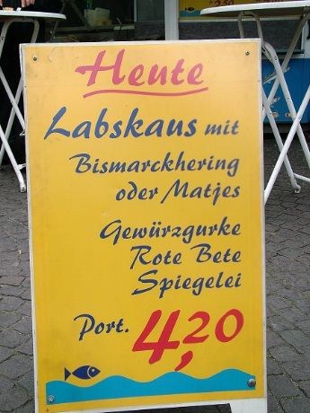 Lapskaus er ikke noen norsk oppfinnelse. I Bremen serveres den sammen med spekesild- gjerne hollandsk matjes !