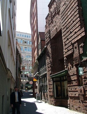 Den 110 meter lange Böttcherstrasse ligger nær Rådhuset og markedsplassene. Her finnes det butikker, museer, restauranter, worksshops og en spennende arkitektur. Det meste i Bremen er inne gangavstand