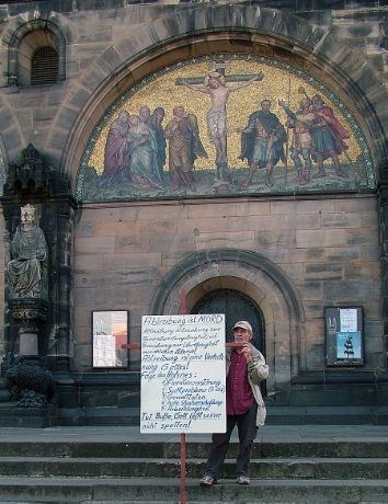 Abortdemonstrant utenfor Domkirken