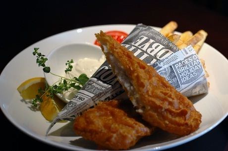 Det fristes med ordentlig rustikk pubmat som saftige burgere, ekte fish & chips, sprøe salater og påsmurte ”luksus” baguetter med festfyll, og i glasset vil man finne et rikholdig utvalg ifra både fat og flaske.
