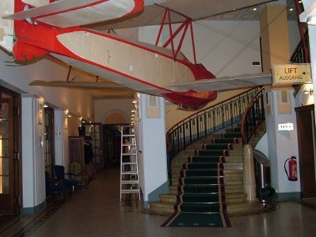 Den sveitsiske flyindustrien feiret sitt 100 års-jubileum i 2010. Derfor hang det en flymodell i resepsjonen. Denne var lånt ut fra "naboen"  Swiss t Museum of Transport - eller Verkehrshaus som det heter på tysk