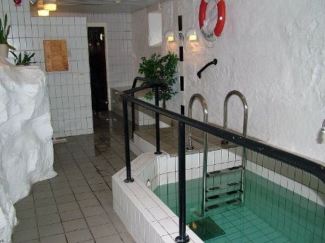 Nede i kjelelren er de gamle isolatcellene gjort om til både Spa og vinkjeller